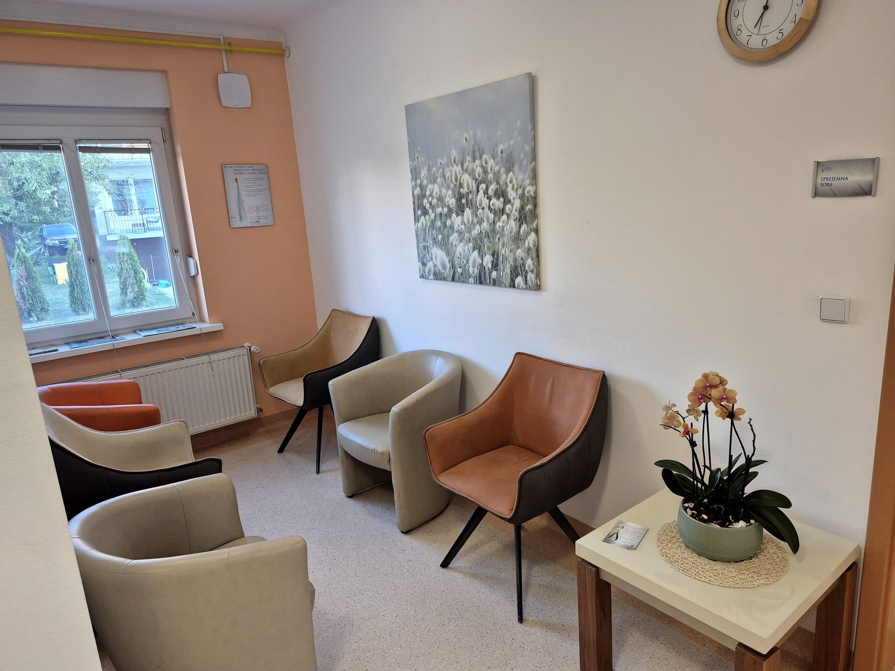 Rundgang durch das Wartezimmer der Praxis Pintarić Dental in Ptuj