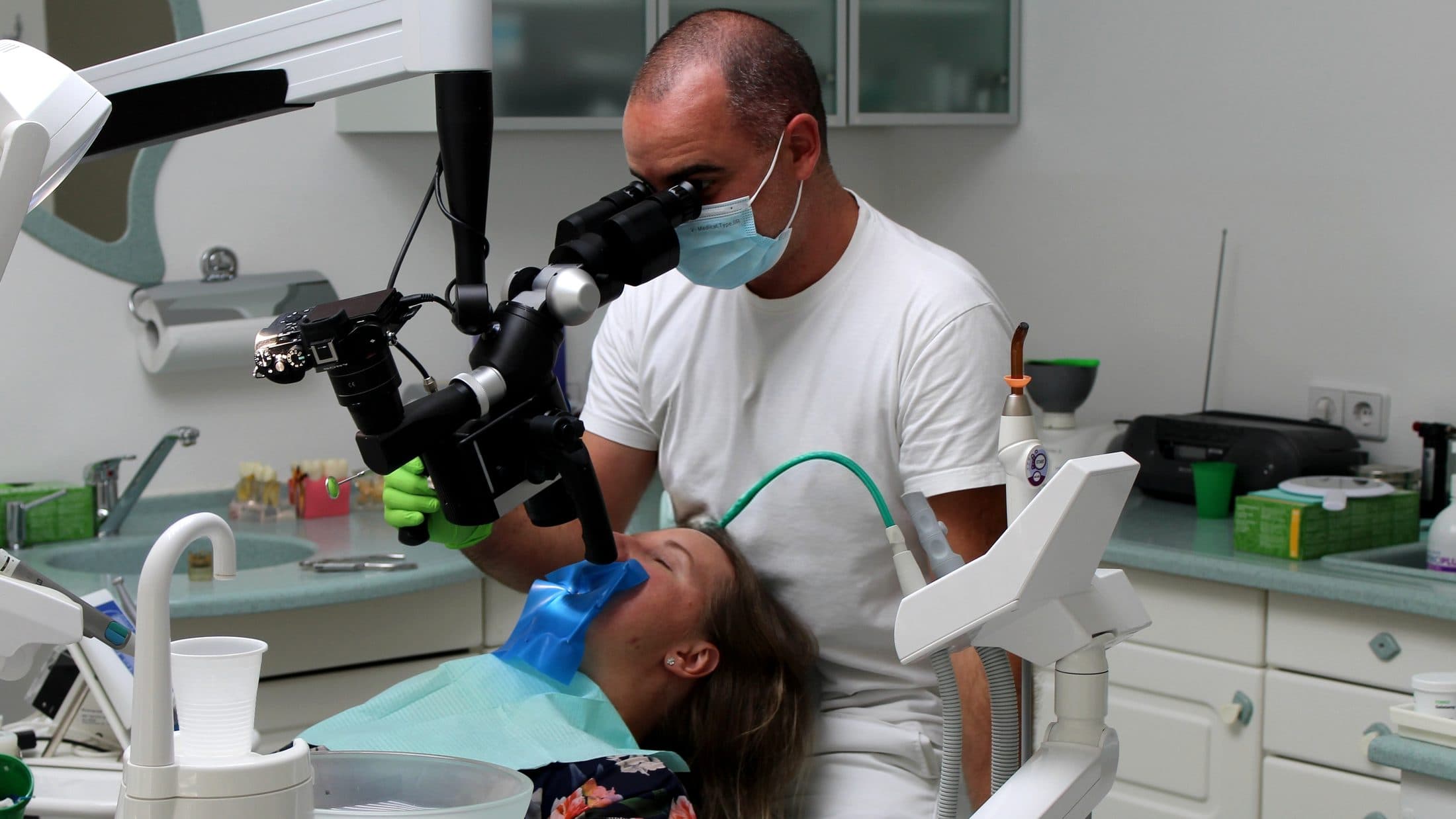 Sašo Ternar, dr. dent. med., behandelt einen Wurzelkanal unter dem Operationsmikroskop in der Praxis Pintarić Dental