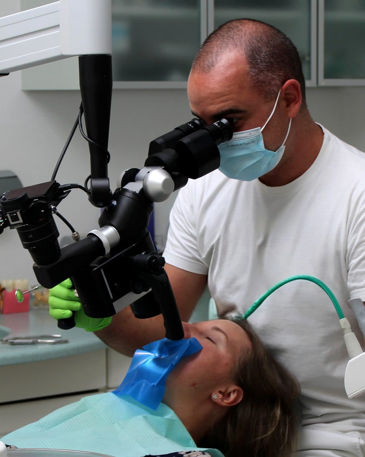 Arbeit mit dem Operationsmikroskop in der Praxis Pintarić Dental