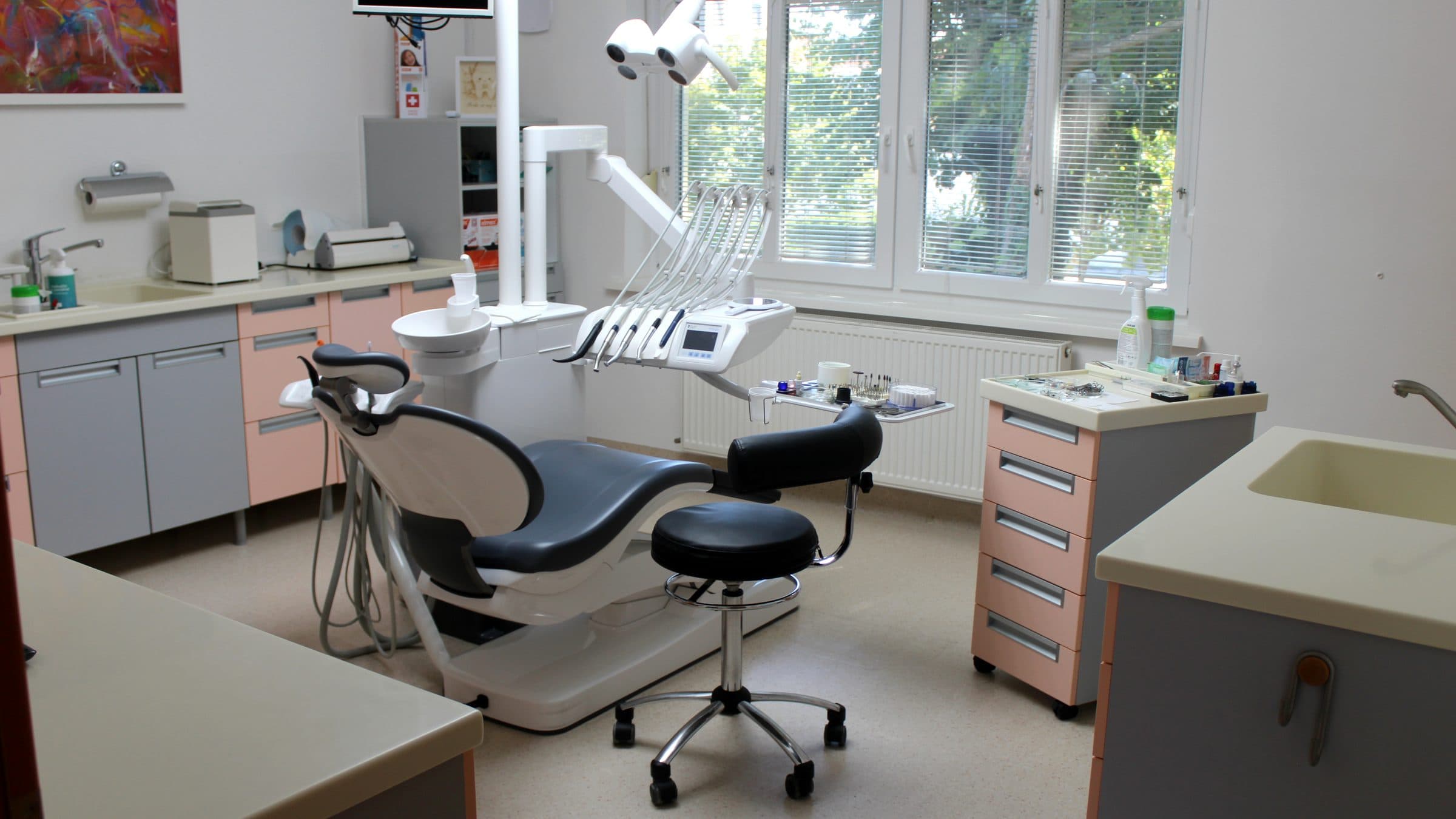 Praxis Pintarić Dental in Ptuj, Behandlungszimmer mit großem Fenster und Behandlungsstuhl