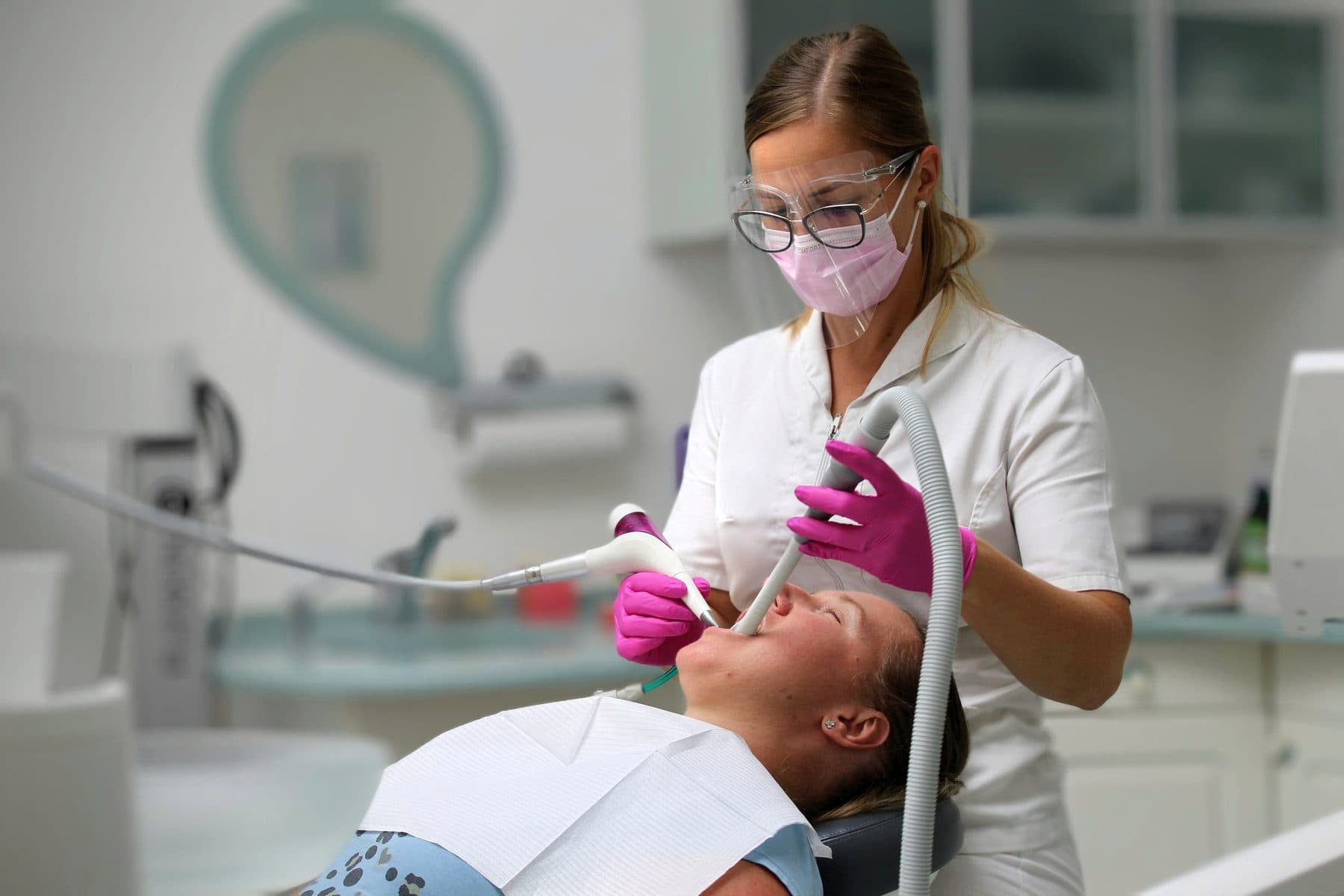 Dentalhygienikerin der Praxis Pintarić Dental bei einer Prophylaxebehandlung