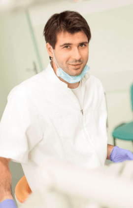 David Pintarić, dr. dent. med., MClinDent, Spezialist für Parodontologie und Oralchirurgie